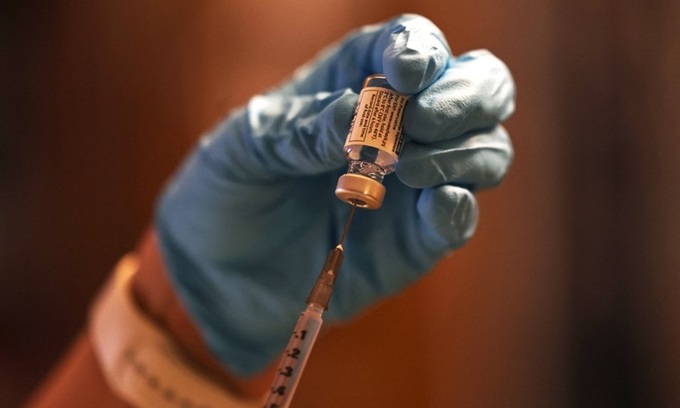 Nhân viên y tế chuẩn bị mũi tiêm vaccine Covid-19 của Johnson & Johnson tại thành phố New York, Mỹ hôm 7/4. Ảnh: AFP.