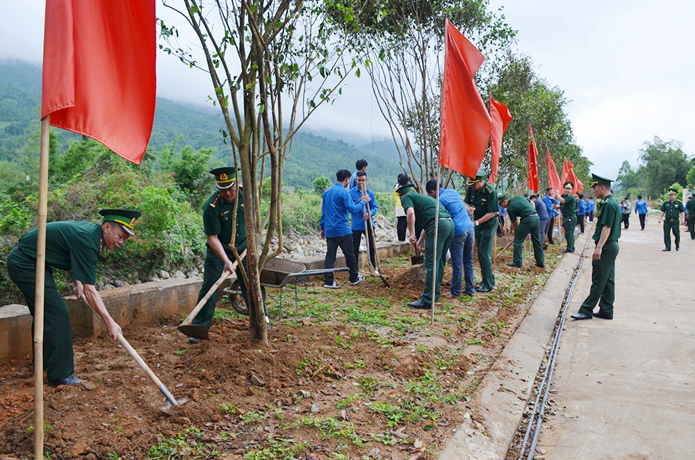 Cán bộ, chiến sỹ biên phòng và lực lượng ĐBTN địa phương trồng cây dọc bờ sông biên giới Kè Cốc Lỷ, thuộc địa phận thôn Khu Chợ, xã Đồng Văn, huyện Bình Liêu.