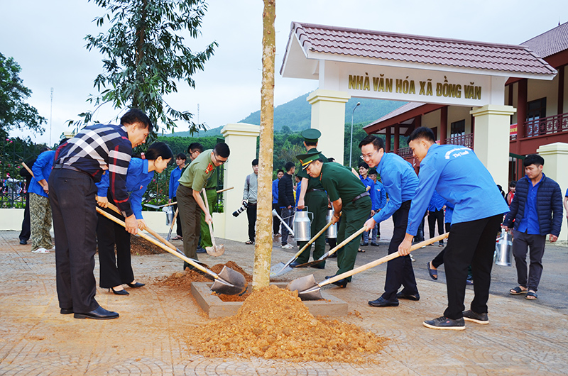 Lãnh đạo Tỉnh Đoàn, Bộ Chỉ huy BĐBP tỉnh, UBND huyện Bình Liêu trồng cây trước khuôn viên nhà văn hóa xã Đồng Văn, huyện Bình Liêu.