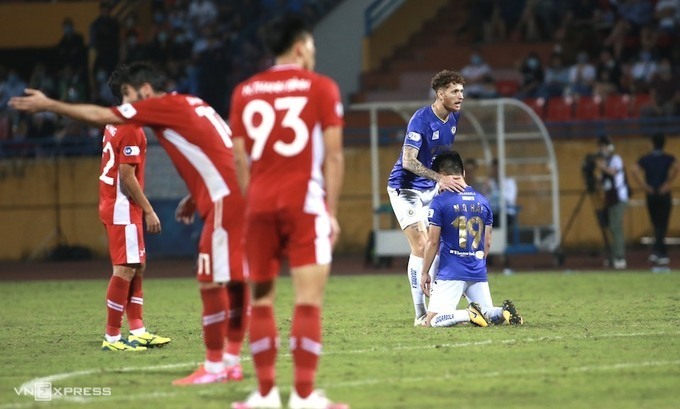 Quang Hải thất vọng khi thua Viettel 0-1 trên sân Hàng Đẫy hôm 7/4. Ảnh: Lâm Thoả.