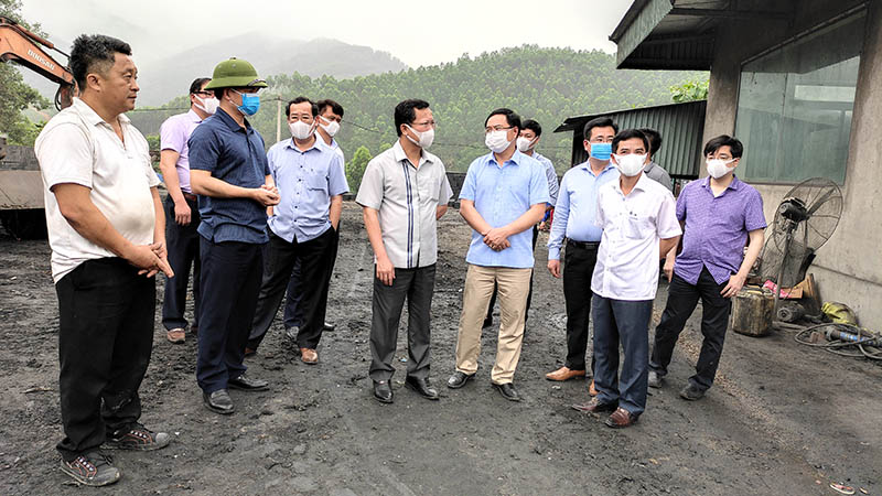 Đồng chí Cao Tường Huy, Phó Chủ tịch Thường trực UBND tỉnh và đoàn công tác kiểm tra thực địa tại Nhà máy rác Khe Giang