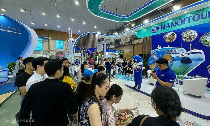 Hội chợ Du lịch quốc tế Việt Nam VITM 2021 được tổ chức tại Hà Nội, ngày 5-8/5. Ảnh: Khánh Trần
