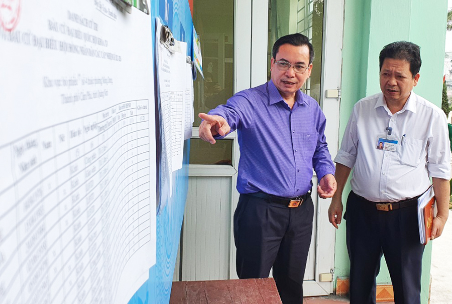 Đồng chí Kiểm tra công tác chuẩn bị bầu cử tại phường Mông Dương, TP Cẩm Phả.