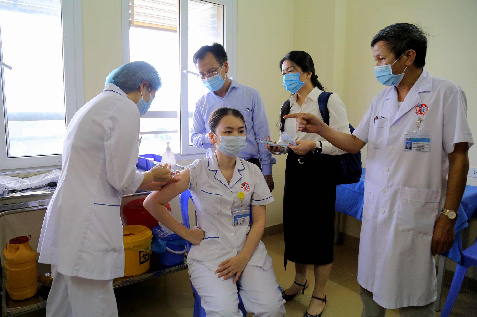 Cán bộ CDC tỉnh và các đơn vị giám sát chặt chẽ quá trình tiêm chủng tại Bệnh viện Việt Nam - Thuỵ Điển Uông Bí.