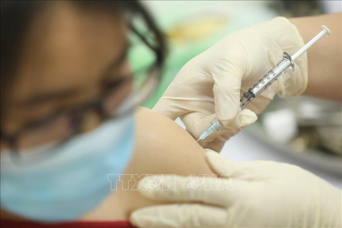 Tiêm vaccine cho tình nguyện viên. Ảnh: Minh Quyết/TTXVN