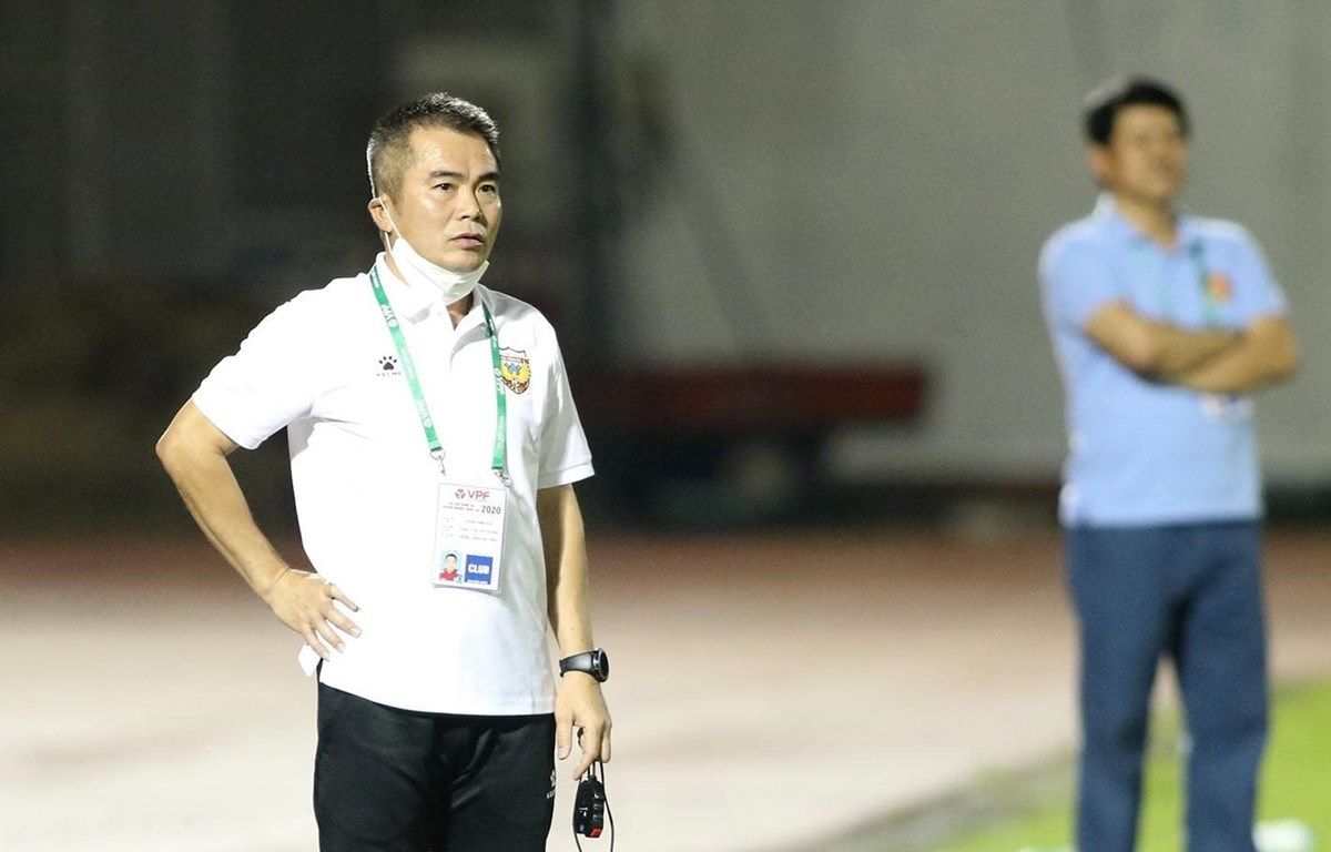 Huấn luyện viên Phạm Minh Đức chia tay câu lạc bộ Hồng Lĩnh Hà Tĩnh sau vòng 9 V-League 2021. (Ảnh: FBNV)