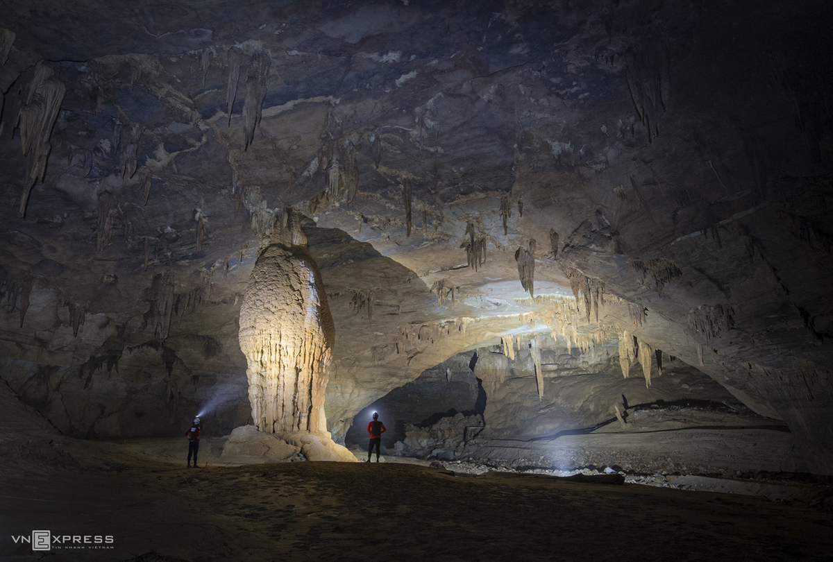 Vòm hang rộng lớn và bức tường măng đá khổng lồ trong hang Nước Nứt. Các chuyên gia hang động cho biết dựa trên kết quả khảo sát địa chất, Nước Nứt dài đến 2,2 km và có niên đại khoảng 2 triệu năm tuổi. Hang đang được khai thác du lịch từ tháng 2 đến hết tháng 8 hàng năm.
