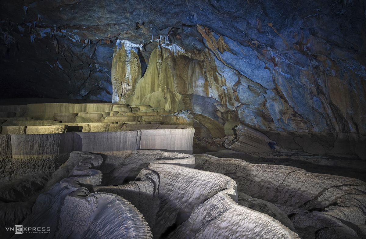 Sau khi khám phá hang Nước Nứt, nhóm của anh Trung cắm trại một đêm phía trên cửa hang rồi tiếp tục trekking hang Va vào ngày hôm sau. Trong ảnh là thạch nhũ nhiều hình dạng trong hang Va. Hai hang có kiến tạo đặc biệt nhờ có mạch nước thông với hang Sơn Đoòng.