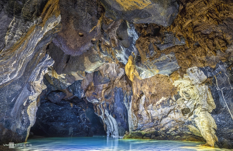 Dòng sông ngầm có màu nước xanh huyền ảo trong hang Va. Trong hệ thống hơn 300 hang động được phát hiện ở Phong Nha - Kẻ Bàng, hang Va là một trong những hang quý giá nhất.