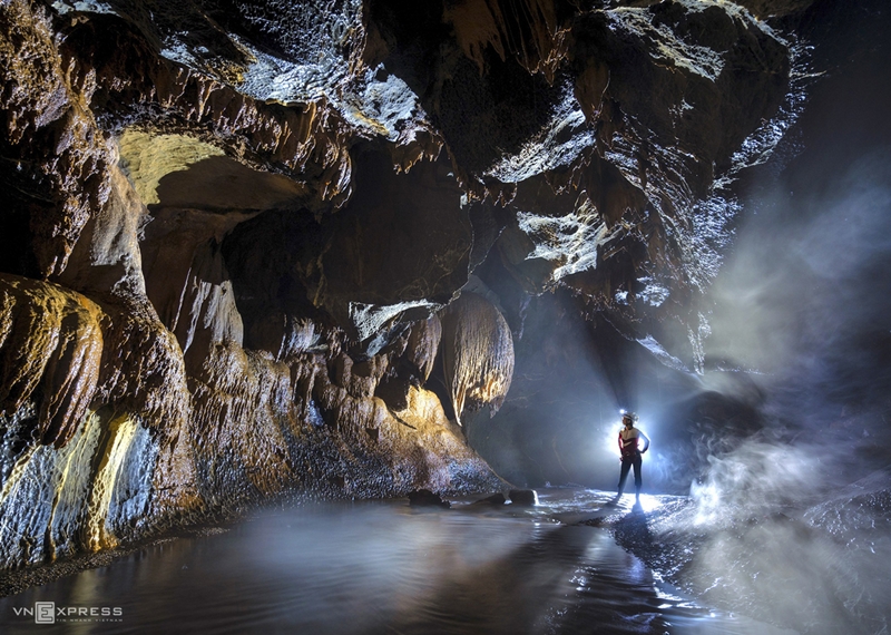 Khung cảnh mờ ảo bên trong hang Va. Anh Trung chia sẻ: “Trong hang không có ánh sáng, nên khi chụp cần hệ thống đèn chiếu công suất lớn để bức ảnh đẹp hơn”.