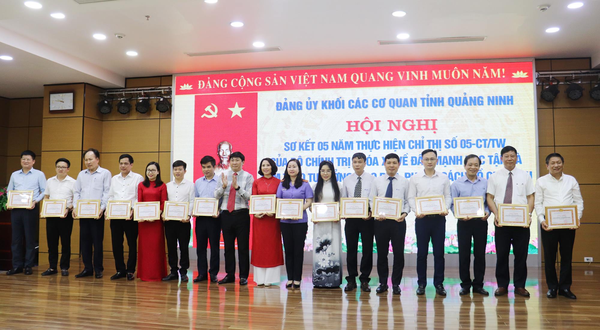 25 cá nhân có thành tích xuất sắc trong học tập và làm theo tư tưởng, đạo đức, phong cách Hồ Chí Minh giai đoạn 2016-2021 được Đảng ủy Khối các cơ quan tỉnh tặng giấy khen. 