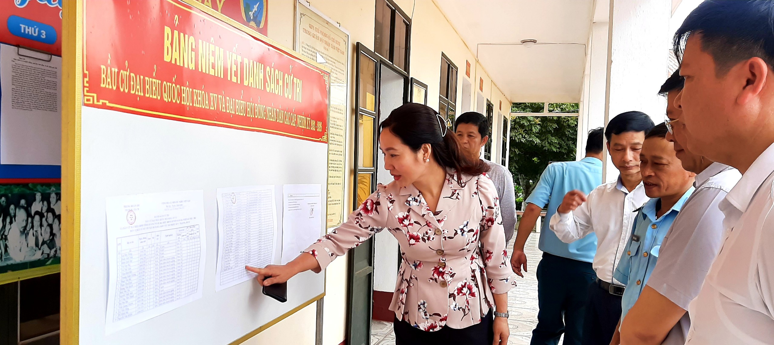Đồng chí Nguyễn Thị Hạnh, Phó Chủ tịch UBND tỉnh kiểm tra niêm yết danh sách cử tri tại khu vực bỏ phiếu Tram Ra đa 28, Trung đoàn 295, Sư đoàn 363 đóng quân trên địa bàn xã Đầm Hà, huyện Đầm Hà.