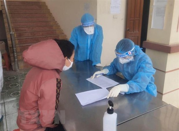 Khai báo y tế và lấy mẫu xét nghiệm người Việt Nam trở về từ nước ngoài được cách ly tại Trung đoàn 855, Bộ Chỉ huy Quân sự tỉnh Ninh Bình. (Ảnh: Thùy Dung/TTXVN)