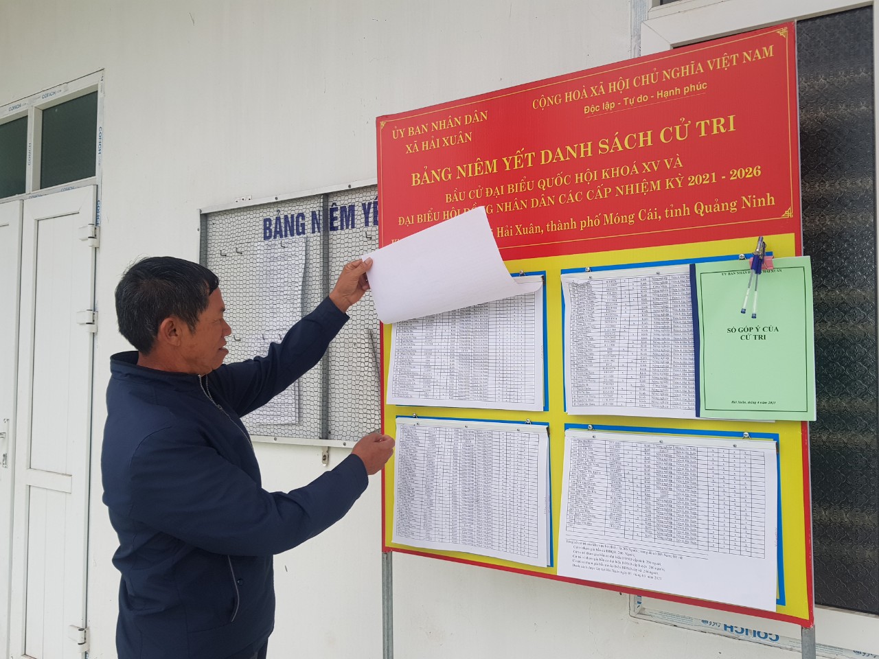 Nông dân xã Hải Xuân, TP Móng Cái xem danh sách cử tri đã được niêm yết.