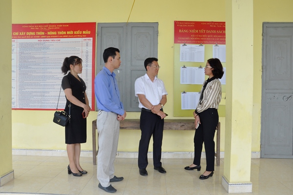 Lãnh đạo Hội Nông dân tỉnh kiểm tra công tác tuyên truyền bầu cử tại xã Quảng Nghĩa, TP Móng Cái.