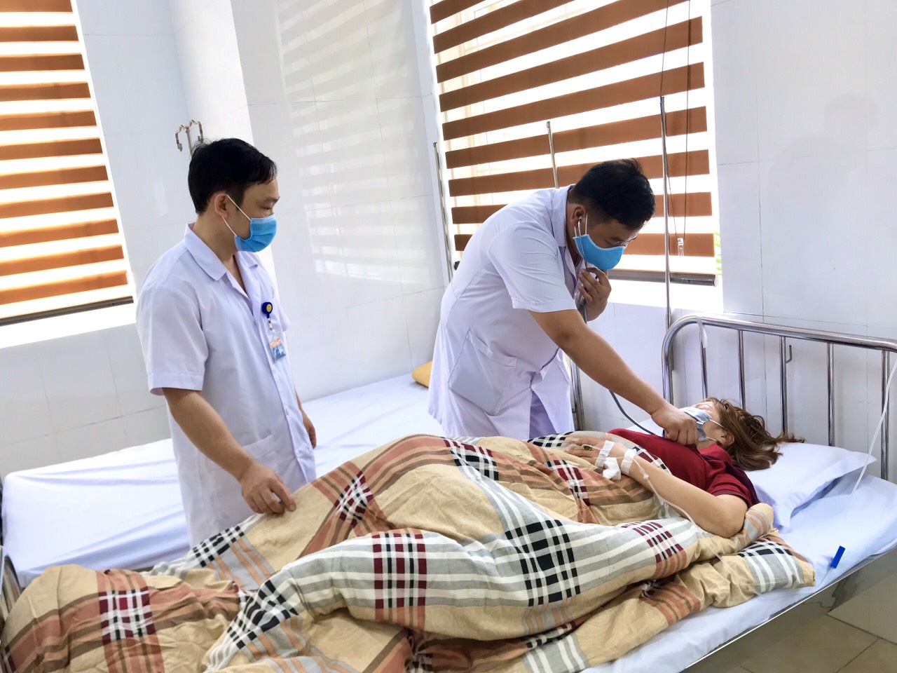 Chị Đinh Thị Nhung (phường Hùng Thắng, TP Hạ Long) được các bác sĩ Bệnh xá Bộ CHQS tỉnh kiểm tra sức khỏe.