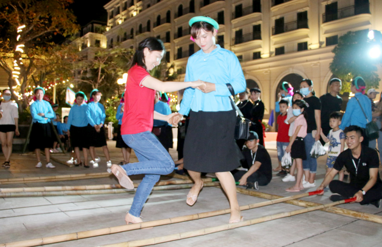 Du khách tham gia nhảy sạp tại Lễ hội du lịch đường phố Hạ Long với chủ đề 