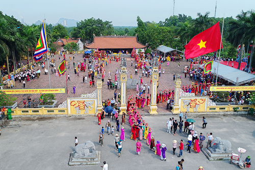 Đền Trần Hưng Đạo và miếu Vua Bà (phường Yên Giang) là trung tâm tổ chức của Lễ hội truyền thống Bạch Đằng.