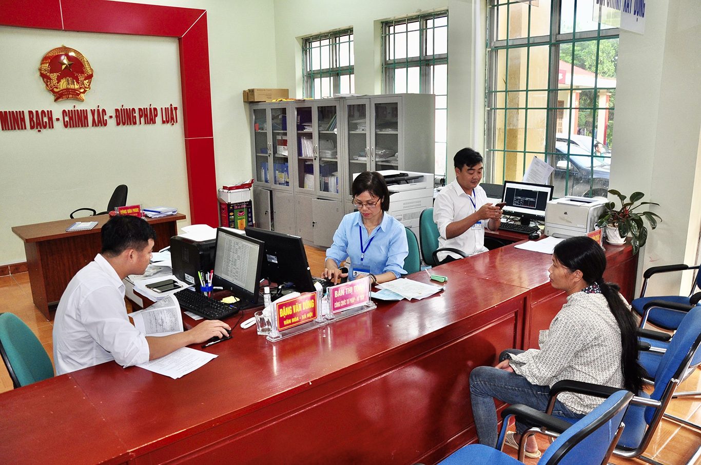 Bộ phận tiếp nhận và trả kết quả hiện đại xã Đồng Lâm (TP Hạ Long) giải quyết TTHC cho người dân địa phương.