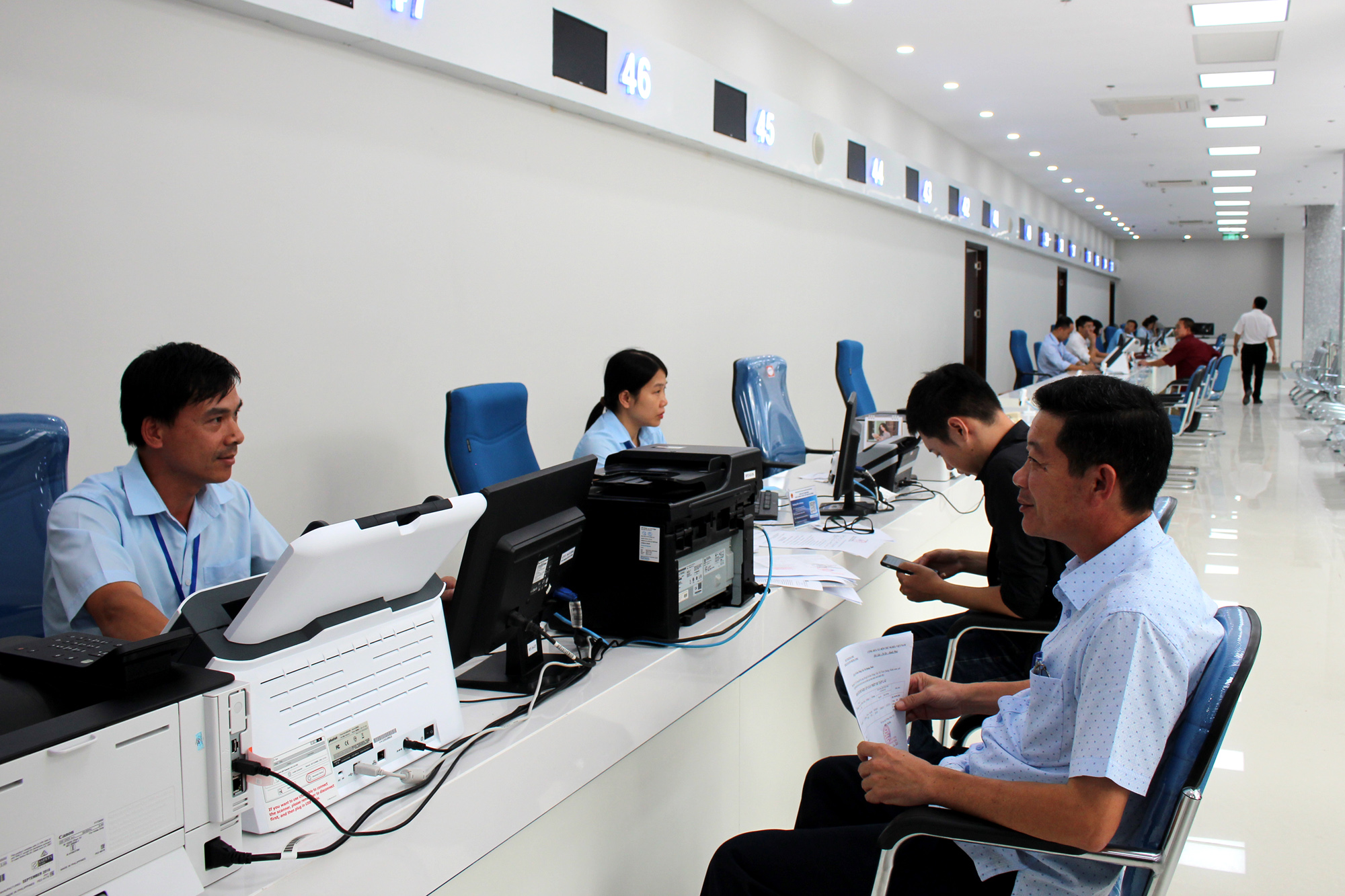 Người dân đến giải quyết thủ tục hành chính tại Trung tâm Phục vụ Hành chính công tỉnh.