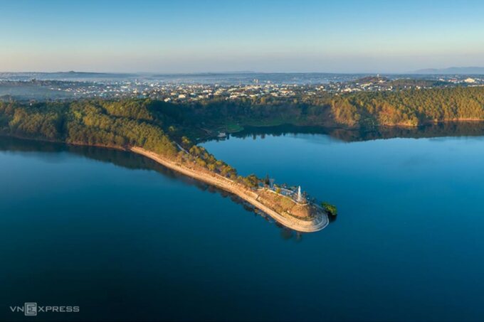 Hồ T’Nưng (Biển Hồ) như một biểu tượng của Pleiku. Nằm cách trung tâm thành phố Pleiku khoảng 7 km theo hướng tây bắc, cái tên T’Nưng hay còn được gọi là Tơ Nuêng, có nghĩa là 