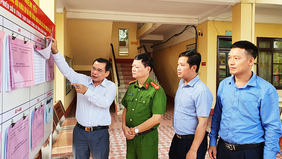 Đồng chí Hoàng Đức Hạnh, giám sát việc niêm yết cử tri tại phường Hà Trung, TP Hạ Long