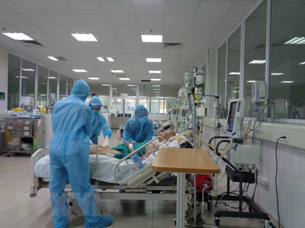 Các bác sỹ Bệnh viện Bệnh nhiệt đới Trung ương chăm sóc bệnh nhân COVID-19. (Ảnh: Hồng Thắm/TTXVN phát)