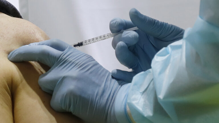 Một người được tiêm vaccine của AstraZeneca. Ảnh: Getty Images