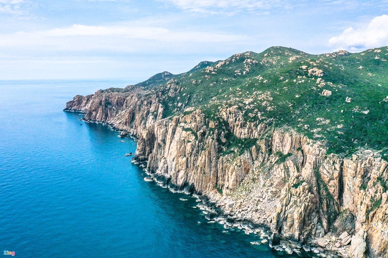 Đến với đảo Bình Hưng, du khách sẽ bị cuốn hút ngay bởi màu xanh ngắt của nước biển. 