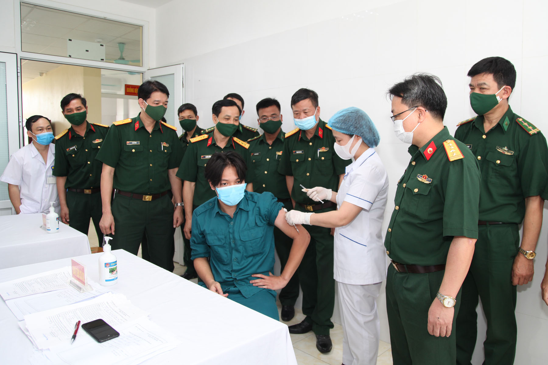 Đại tá Phạm Hoài Giao, Trưởng phòng Tham mưu kế hoạch, Cục Quân y, Tổng Cục Hậu Cần (thứ 4 bên phải ảnh) kiểm tra công tác tiêm phòng vắc xin phòng Covid-19 tại Bệnh xá Bộ CHQS tỉnh Quảng Ninh.