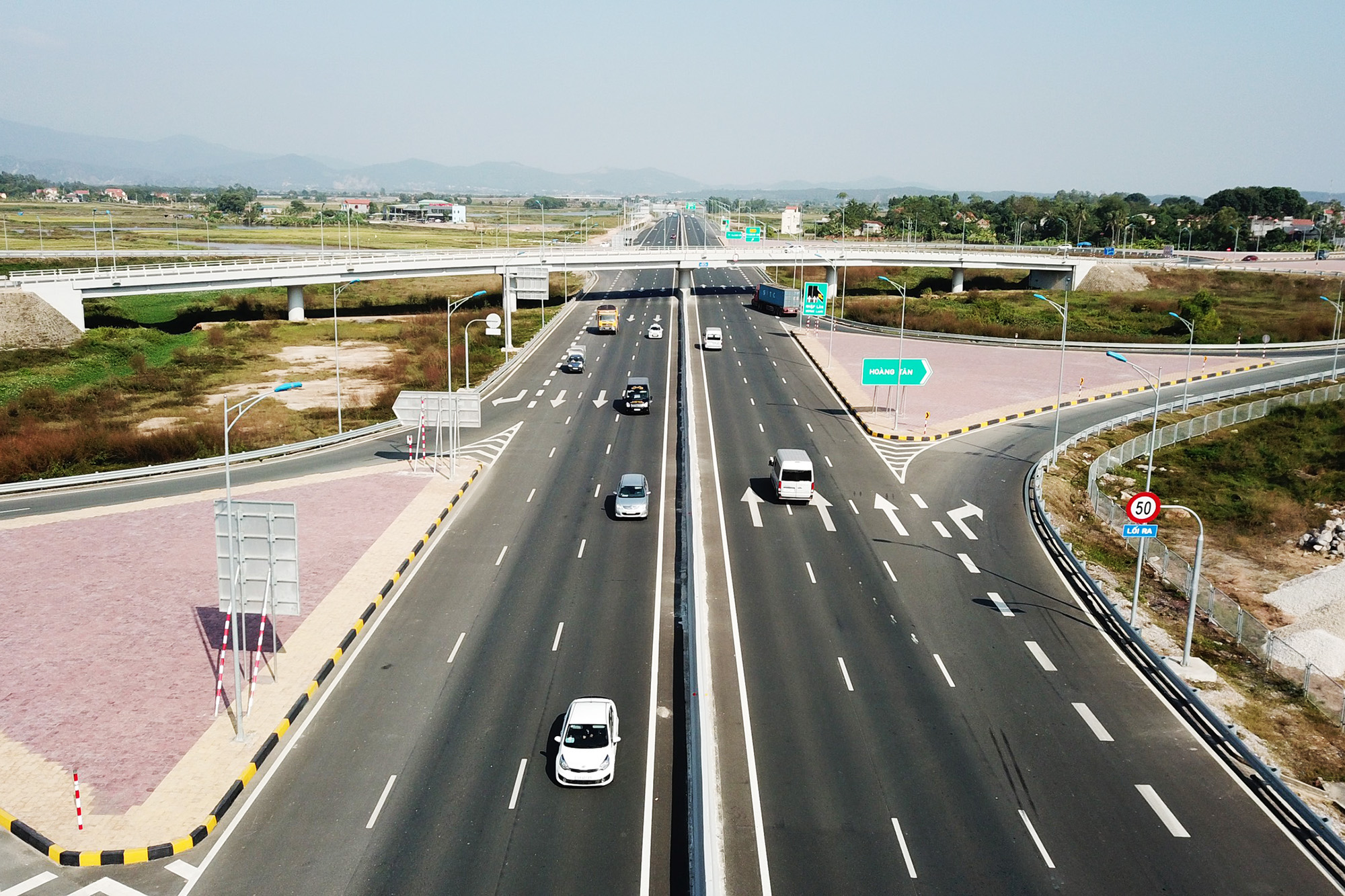 Hạ tầng giao thông Quảng Ninh được đầu tư đồng bộ, hiện đại. Trong ảnh: Cao tốc Hạ Long - Hải Phòng