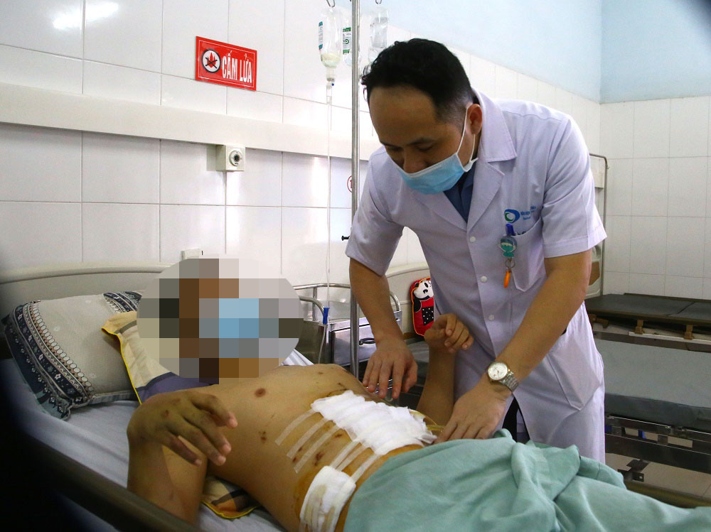 Bác sĩ Nguyễn Thái Bình – Phó Trưởng Khoa Ngoại, Bệnh viện Bãi Cháy thăm khám cho người bệnh sau phẫu thuật
