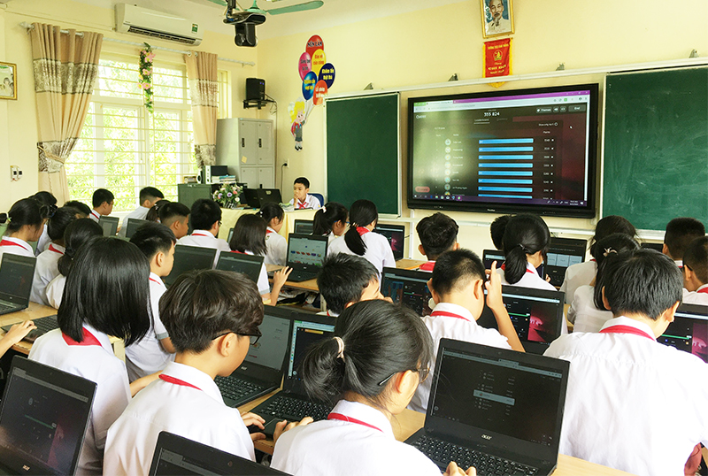 Một tiết học Toán ứng dụng CNTT của học sinh Trường THCS Cao Thắng, TP Hạ Long.