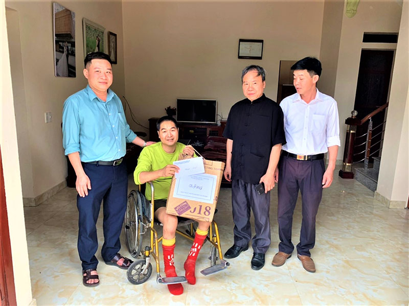 Đồng chí Hoàng Ngọc Ngò, Phó chủ tịch UBND huyện tặng quà cho người khuyết tật xã Đồng Tâm