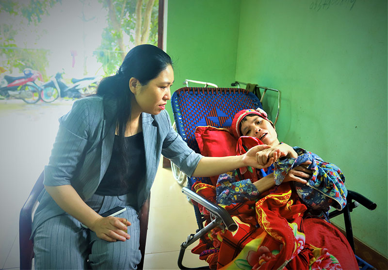 Đồng chí Nguyễn Thị Tuyết Hạnh - Phó bí thư huyện ủy, chủ tịch UBND huyện ân cần hỏi thăm sức khỏe người tàn tật tại xã Vô Ngại
