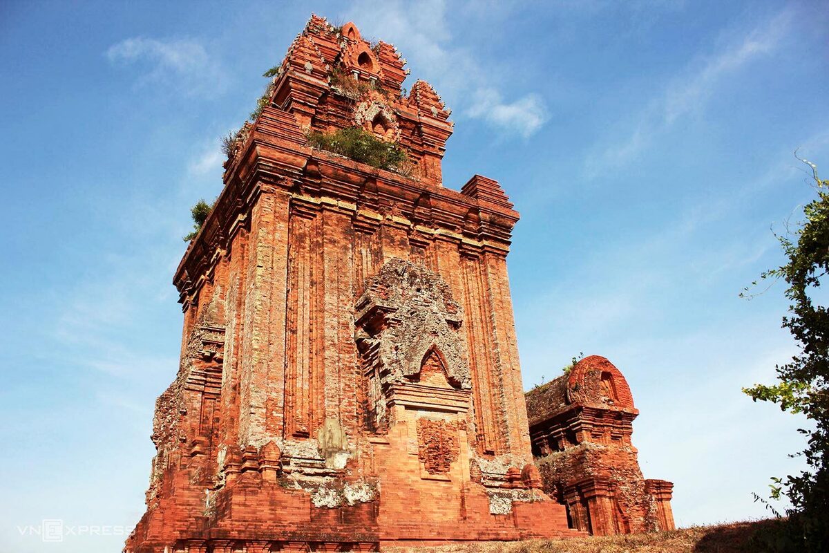 Tháp chính (Kalan) lớn nhất trong cụm tháp Bánh Ít với độ cao khoảng 29,6 m, nằm trên đỉnh đồi. Cấu trúc tháp hình vuông, mỗi cạnh dài 12 m, cùng vòm mái hình mũi nhọn hướng lên trời. Đây là nơi để thờ phụng các vị thần trong Ấn Độ giáo hoặc thờ Phật tùy triều đại.