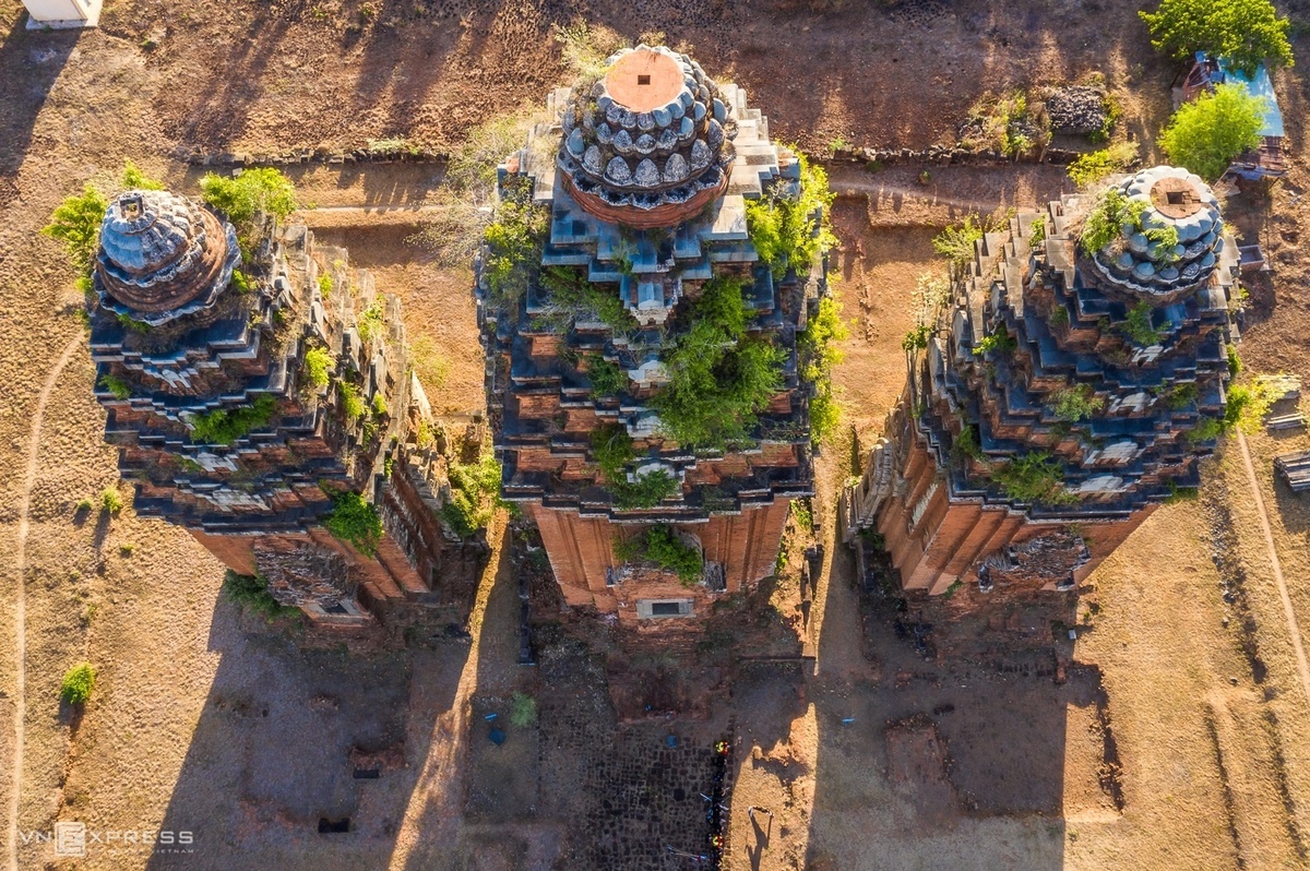 Tháp Dương Long (xã Tây Bình và Bình Hòa, huyện Tây Sơn) cách trung tâm TP. Quy Nhơn gần 40km, trên cùng trục đường đi qua tháp Bánh Ít. Đây được coi là cụm tháp gạch cao nhất Việt Nam, với độ cao ngôi tháp chính giữa là 39 m, hai tháp còn lại cao khoảng 32 m.