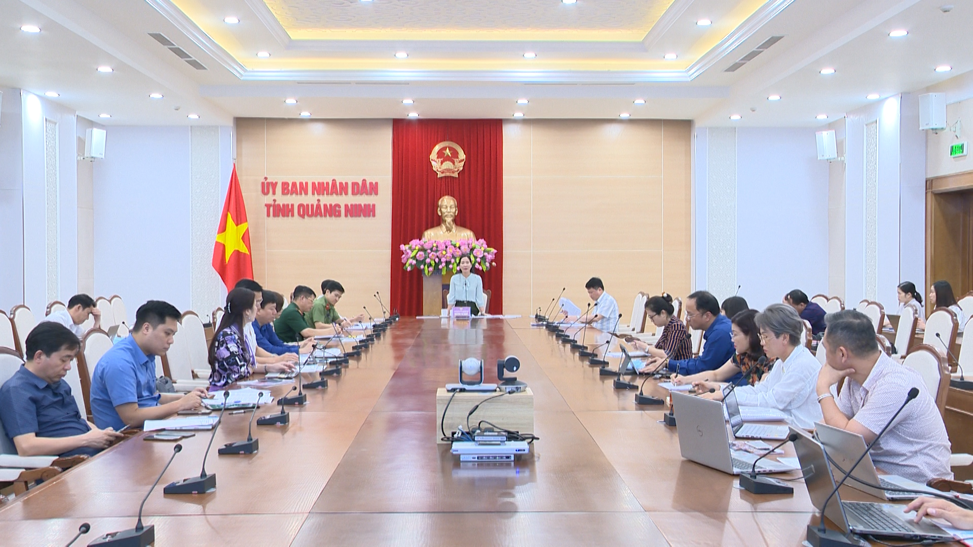 Đồng chí Nguyễn Thị Hạnh, Phó Chủ tịch UBND tỉnh phát biểu tại cuộc họp.