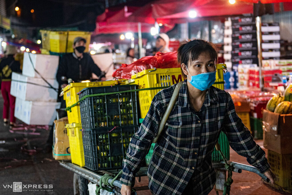 Nữ lao động ở chợ đêm Long Biên, TP Hà Nội. Ảnh: Thanh Huế
