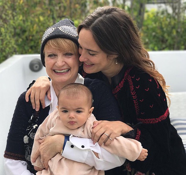 Tessa Jowell bên con gái Jess và cháu gái Ottie. Năm 2018, cựu nghị sĩ Đảng Lao động Anh đã qua đời sau cuộc chiến với căn bệnh ung thư não nguyên bào thần kinh đệm giai đoạn cuối