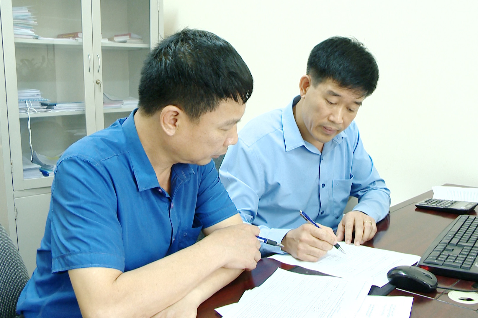 Cán bộ MTTQ TX Quảng Yên rà soát danh sách ứng cử viên chuẩn bị cho hội nghị hiệp thương lần 3.