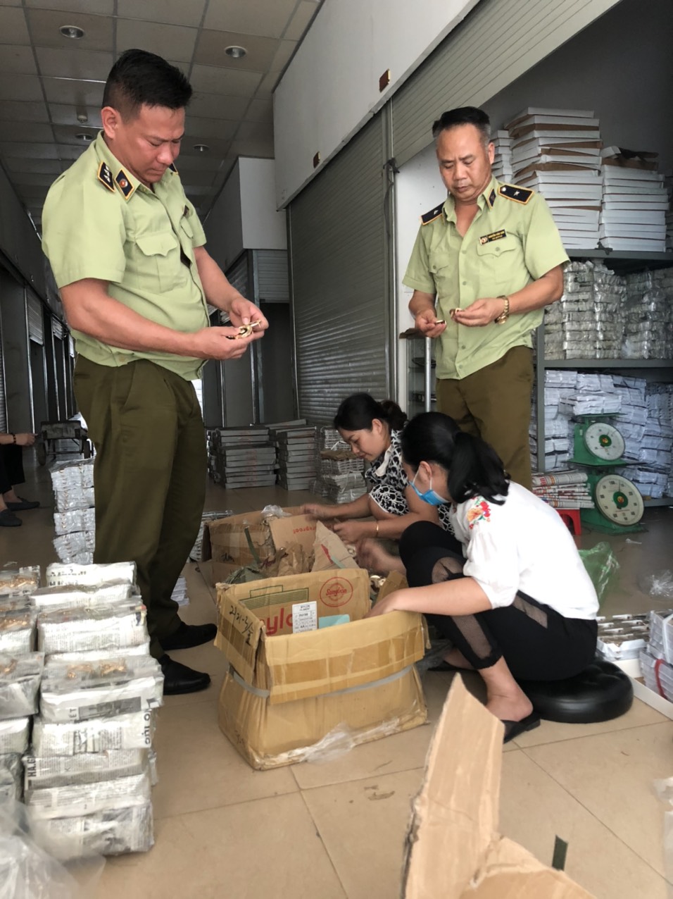 Đội Quản lý thị trường số 1, Cục QLTT Quảng Ninh phát hiện trên 5.200 mặt hàng giả, hàng nhập lậu tại Móng Cái.