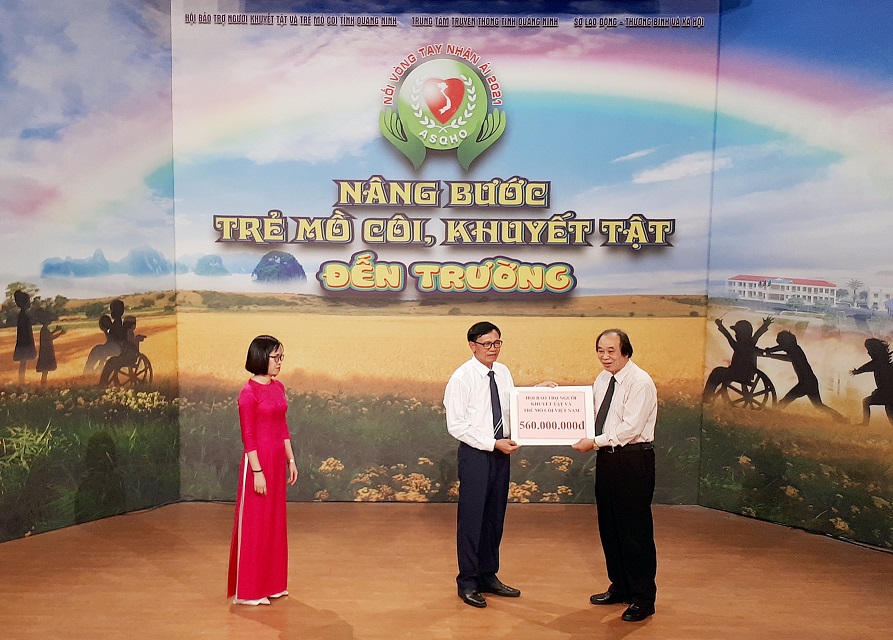 Lãnh đạo Hiệp Hội doanh nghiệp tỉnh trao quà cho đối tượng NKT, TMC trên địa bàn tỉnh.