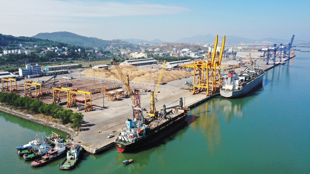 Dịch vụ cảng biển đang được tỉnh tập trung đầu tư, nâng cấp trên quy mô lớn, thúc đẩy kinh tế biển phát triển mạnh mẽ.