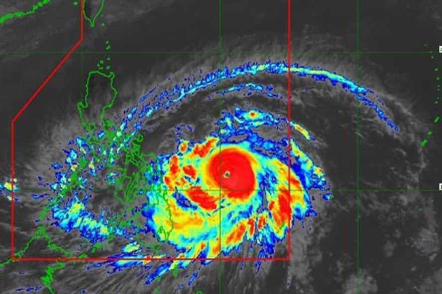Khi bão Surigae tăng cấp nhanh, Philippines phải chống chọi với những cơn gió mạnh và những trận mưa dữ dội.
