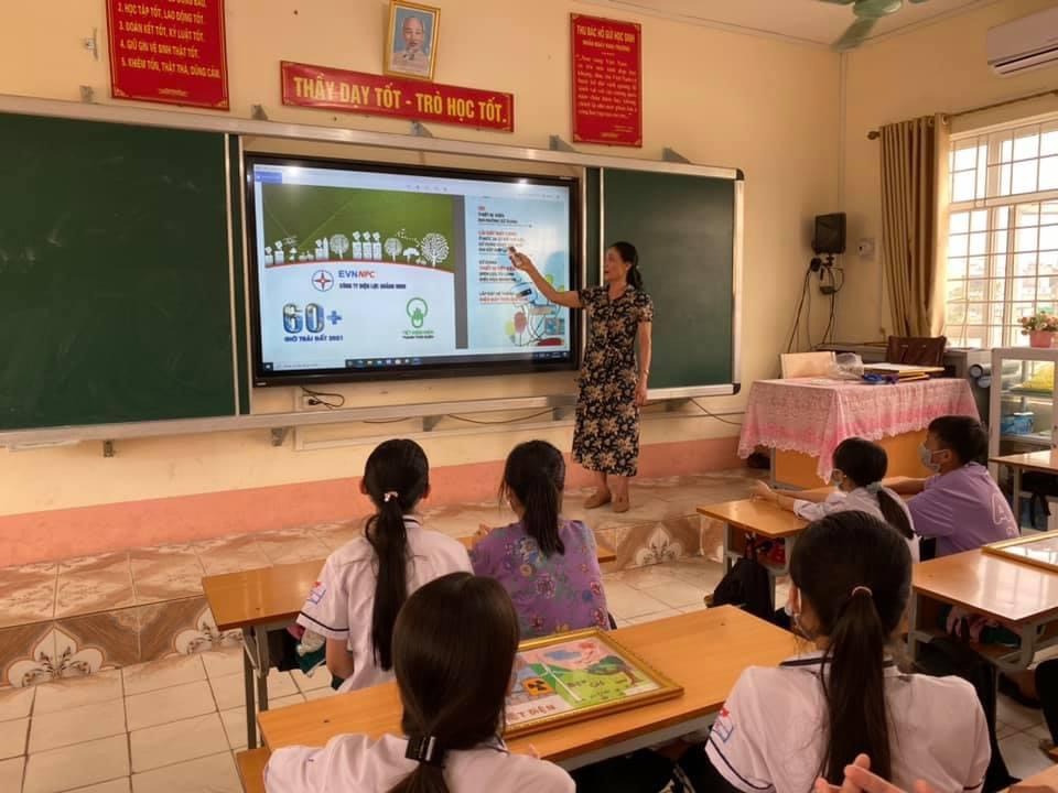 Tuyên truyền sử dụng điện tiết kiệm cho các em học sinh tại Trường THCS Trới, phường Hoành Bồ, TP Hạ Long.