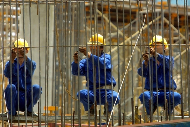 Công nhân cài các thanh thép tại một công trường xây dựng ở Hà Nội. Giá thép tăng ồ ạt trong thời gian qua. (Ảnh: Reuters)