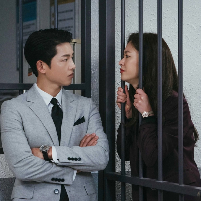 Song Joong Ki và Jeon Yeo Bin. Ảnh: tvN.