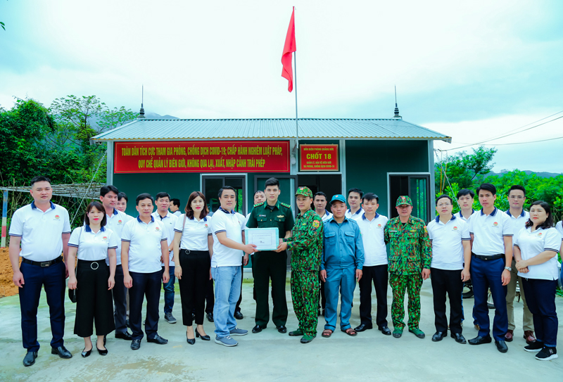 Thăm, tặng quà động viên cán bộ chiến sỹ Đồn Biên phòng Quảng Đức đang làm nhiệm vụ trên biên giới.