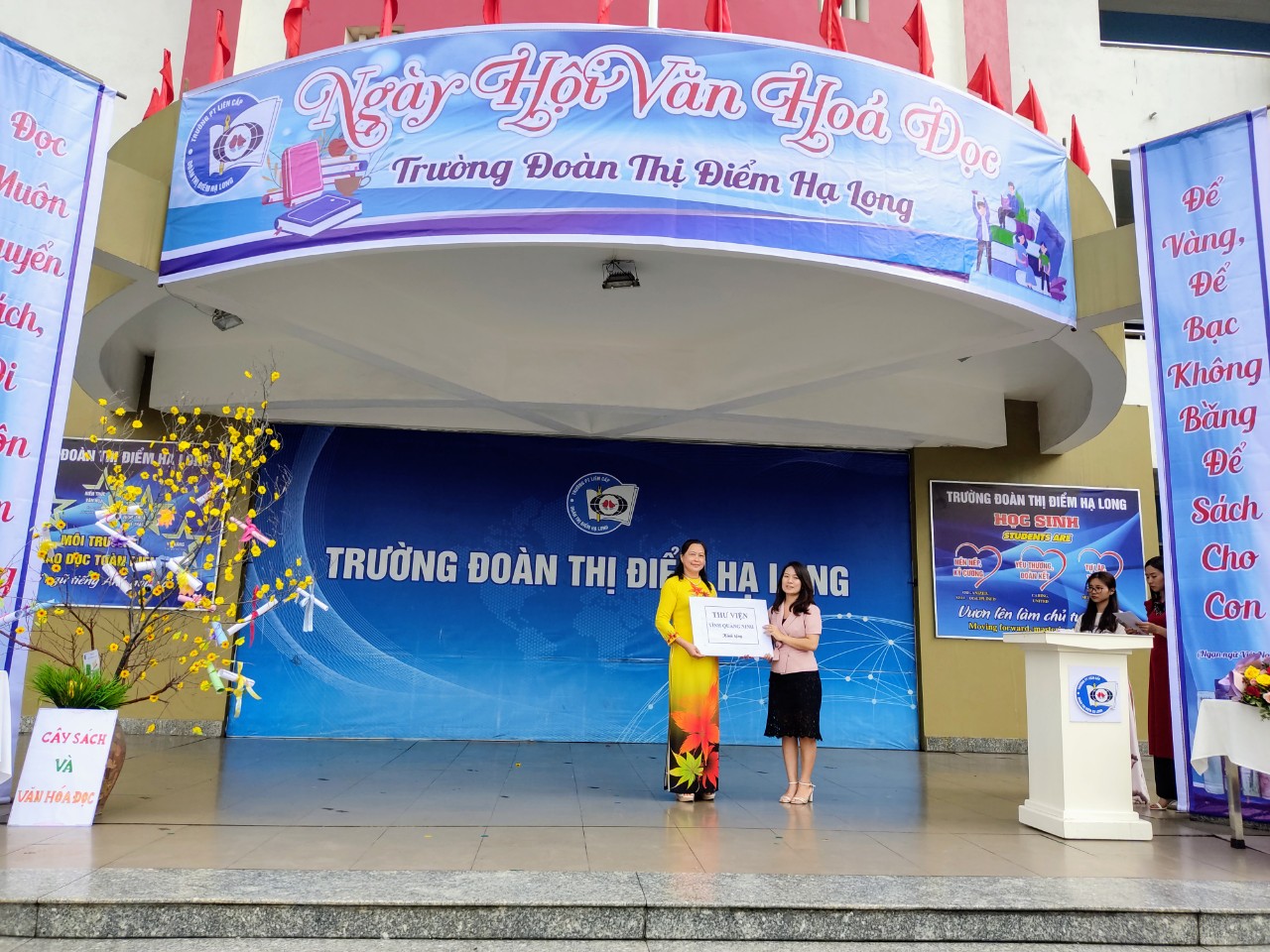 Đại diện thư viện tỉnh Quảng Ninh tặng 200 bản sách và 50 thẻ thư viện cho trường